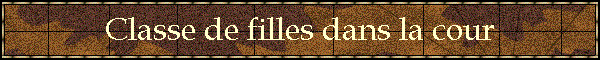Classe de filles dans la cour