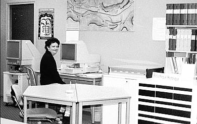 Yolaine Coutentin continue de travailler
dans une salle de lecture vide : le public peut consulter fichiers,
microfilms et autres liasses de documents, mais uniquement au
compte-gouttes.